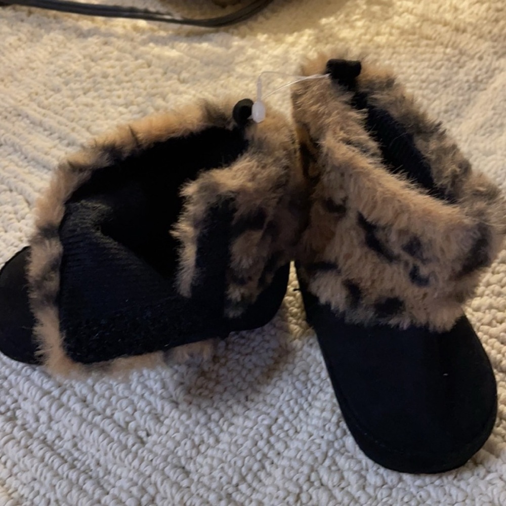 Faux Fur Trim Black Baby Boots and Tan Slippers size 6-9 months - Picture 6 of 9
